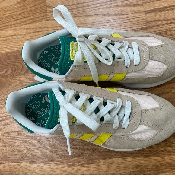 Adidas Retropy E5 Beige and Yellow Running Shoes - Picture 4 of 9